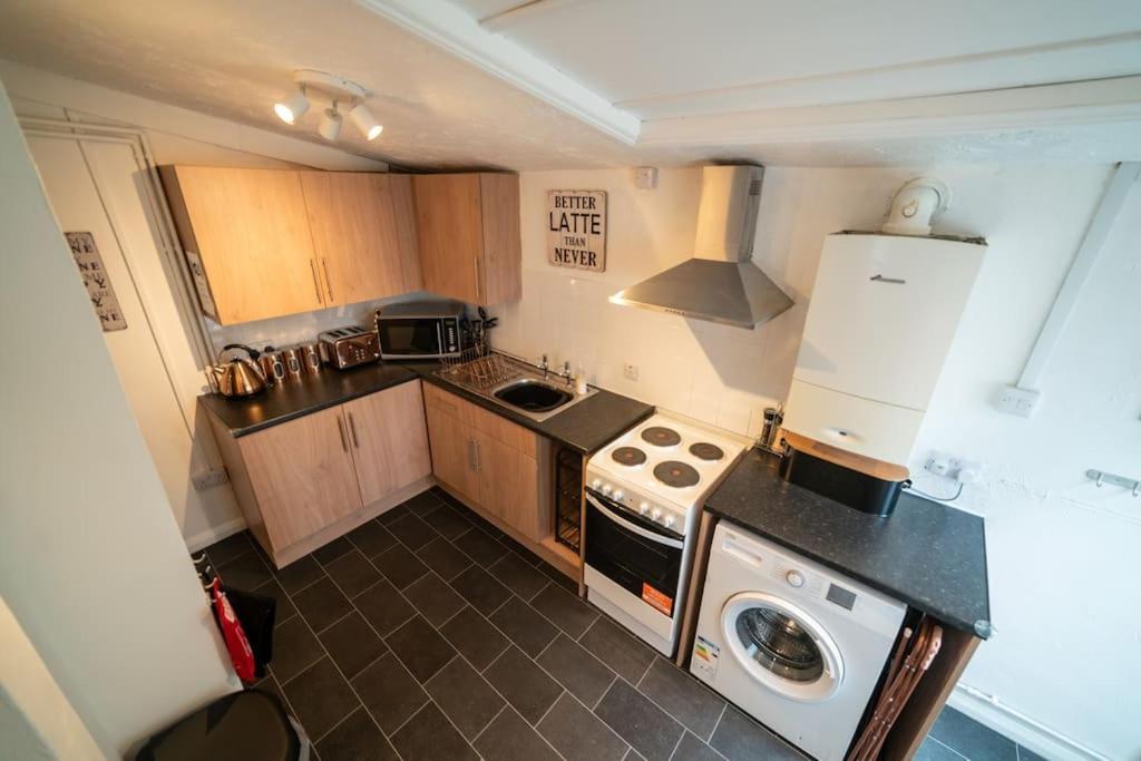 2 Bed Sleeps 4 Central Haverfordwest Town House Exterior photo