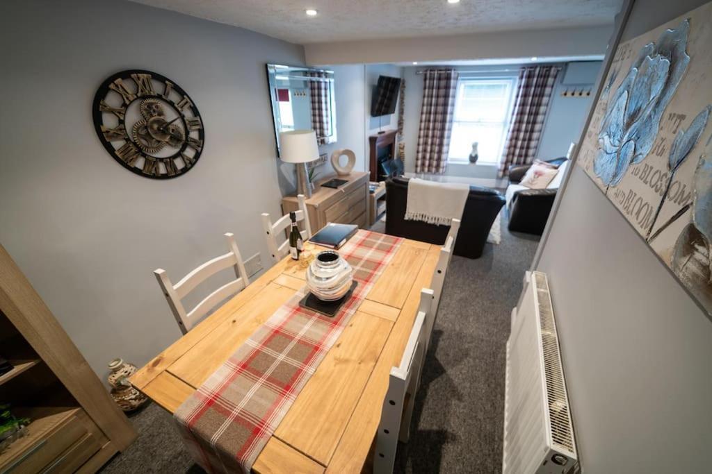2 Bed Sleeps 4 Central Haverfordwest Town House Exterior photo